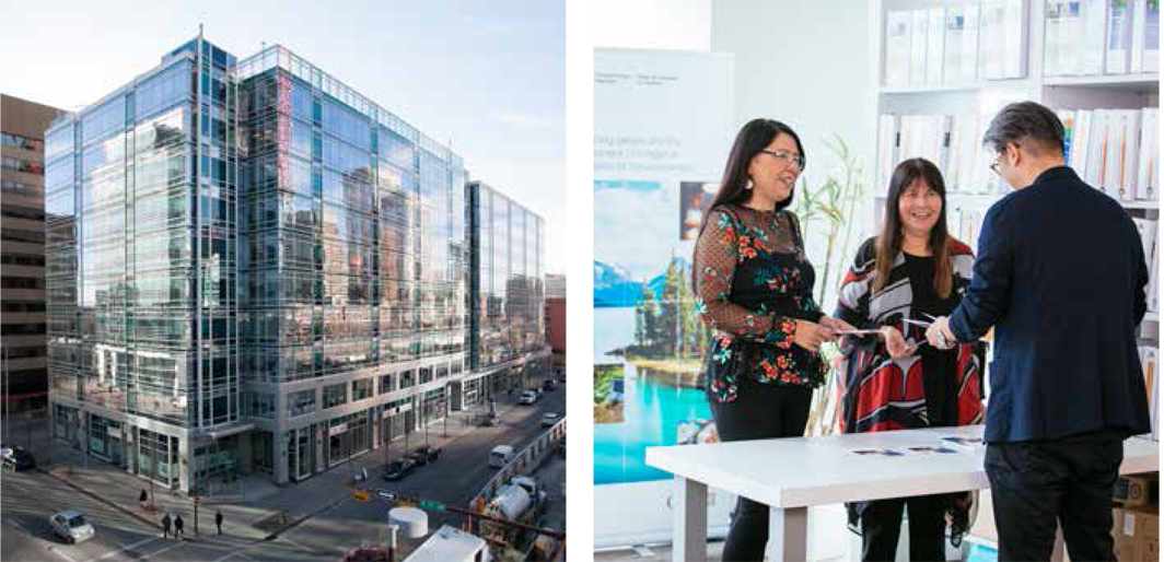 À gauche&nbsp;: Photo de l’immeuble Centre 10; À droite&nbsp: Trois personnes debout autour d’une table examinant un document