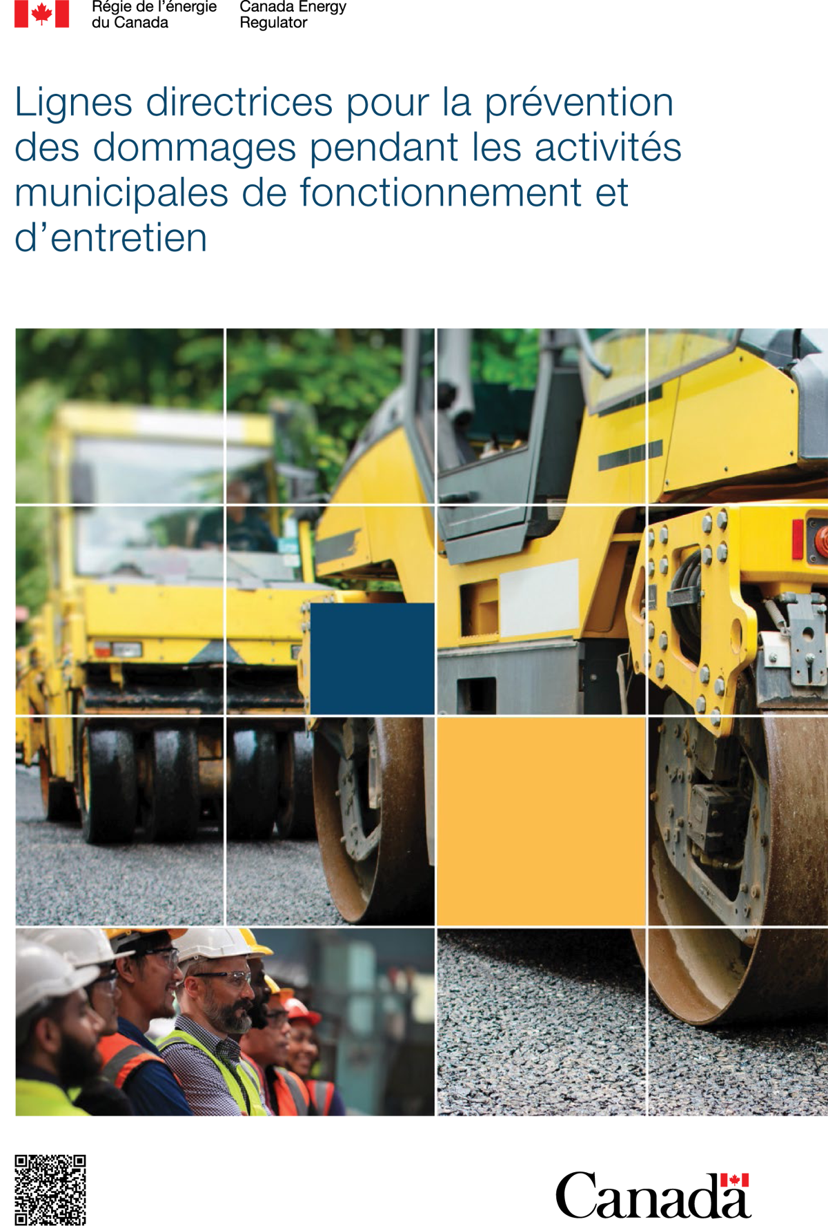 Matériel de construction emballant de l'asphalte ; des personnes portant des casques et des gilets de sécurité